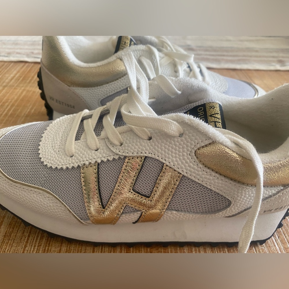 Vintage Havana Cosmic 8.5 white pebble sneaker